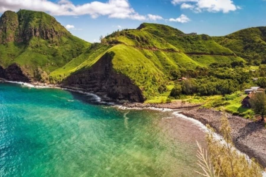 Gorgeous, green Hawaiin coastline.