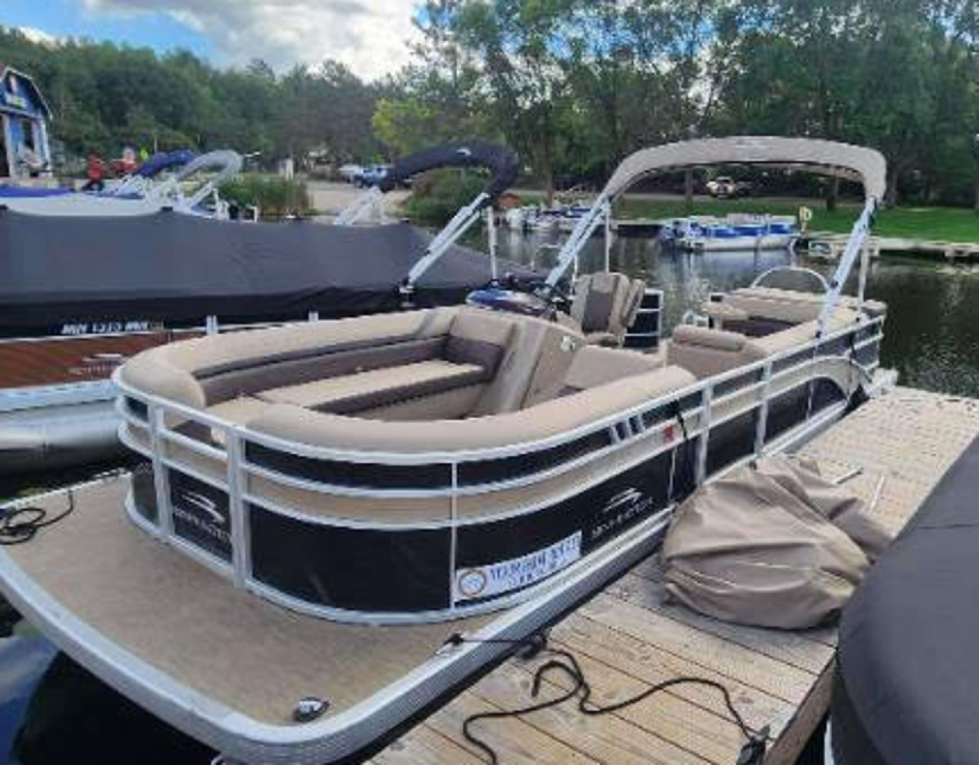 2022 Tan Bennington 23', 60HP