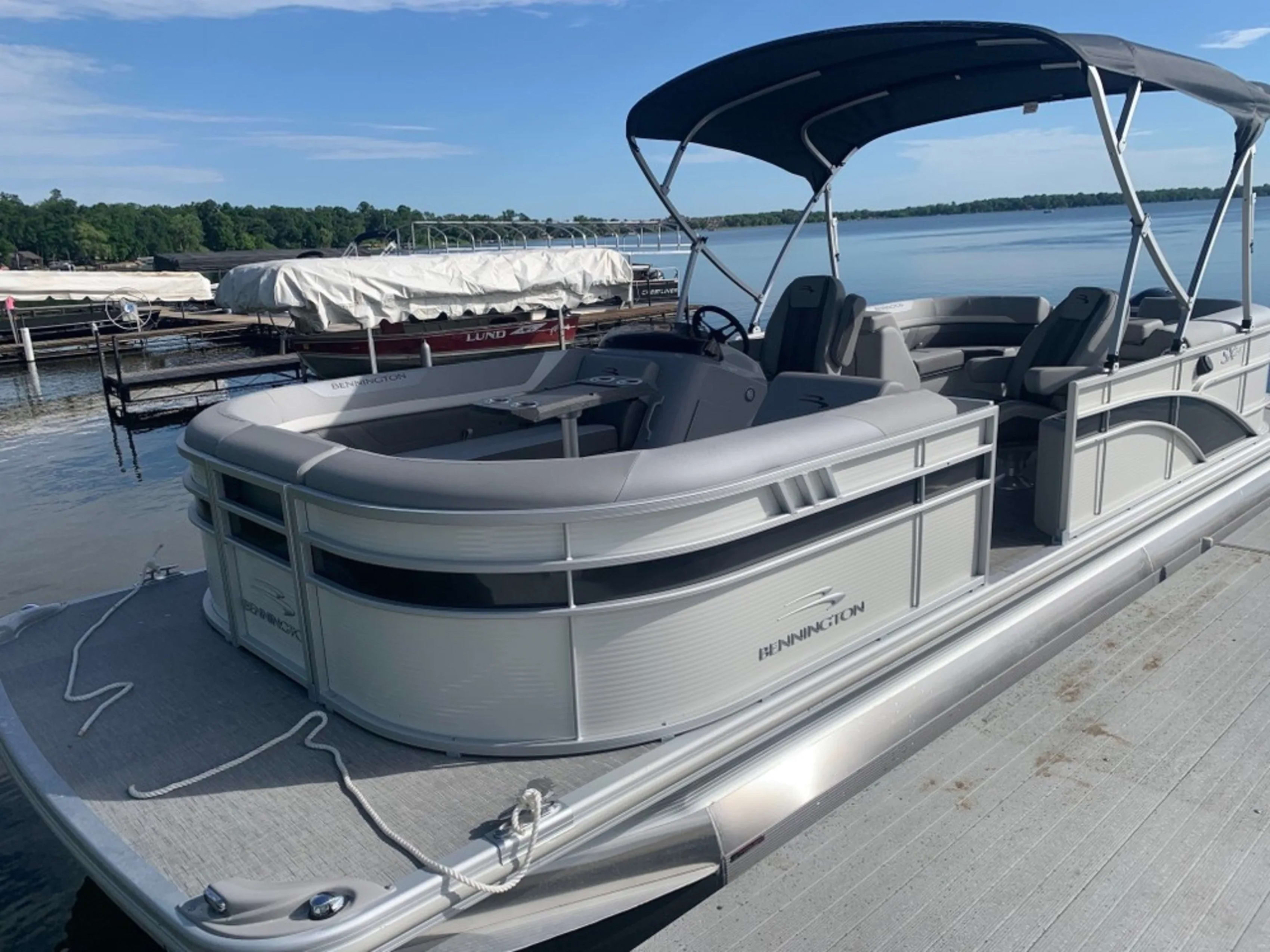 2022 White Bennington 24' 115 HP