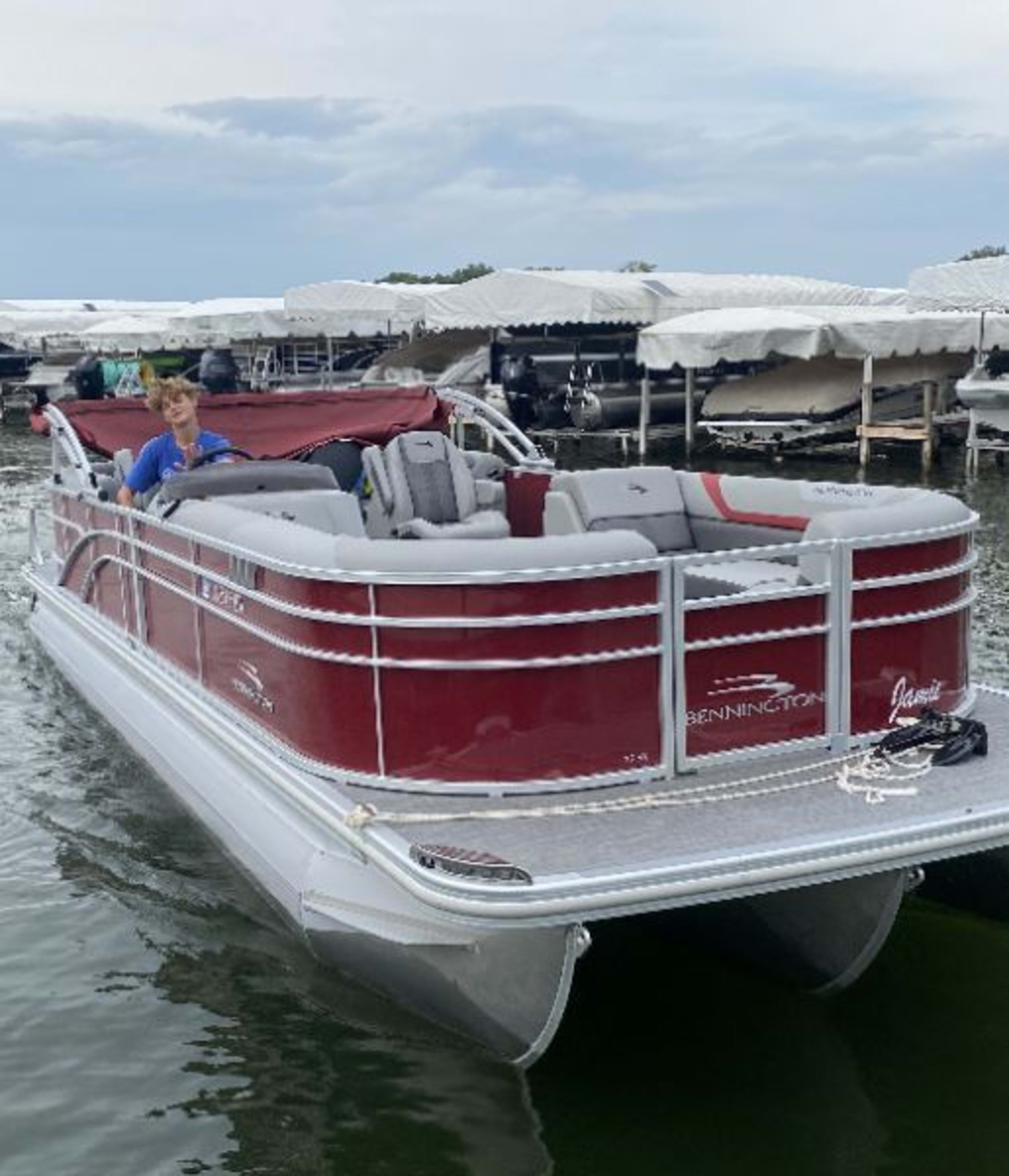 Large Pontoon - 14 Passengers