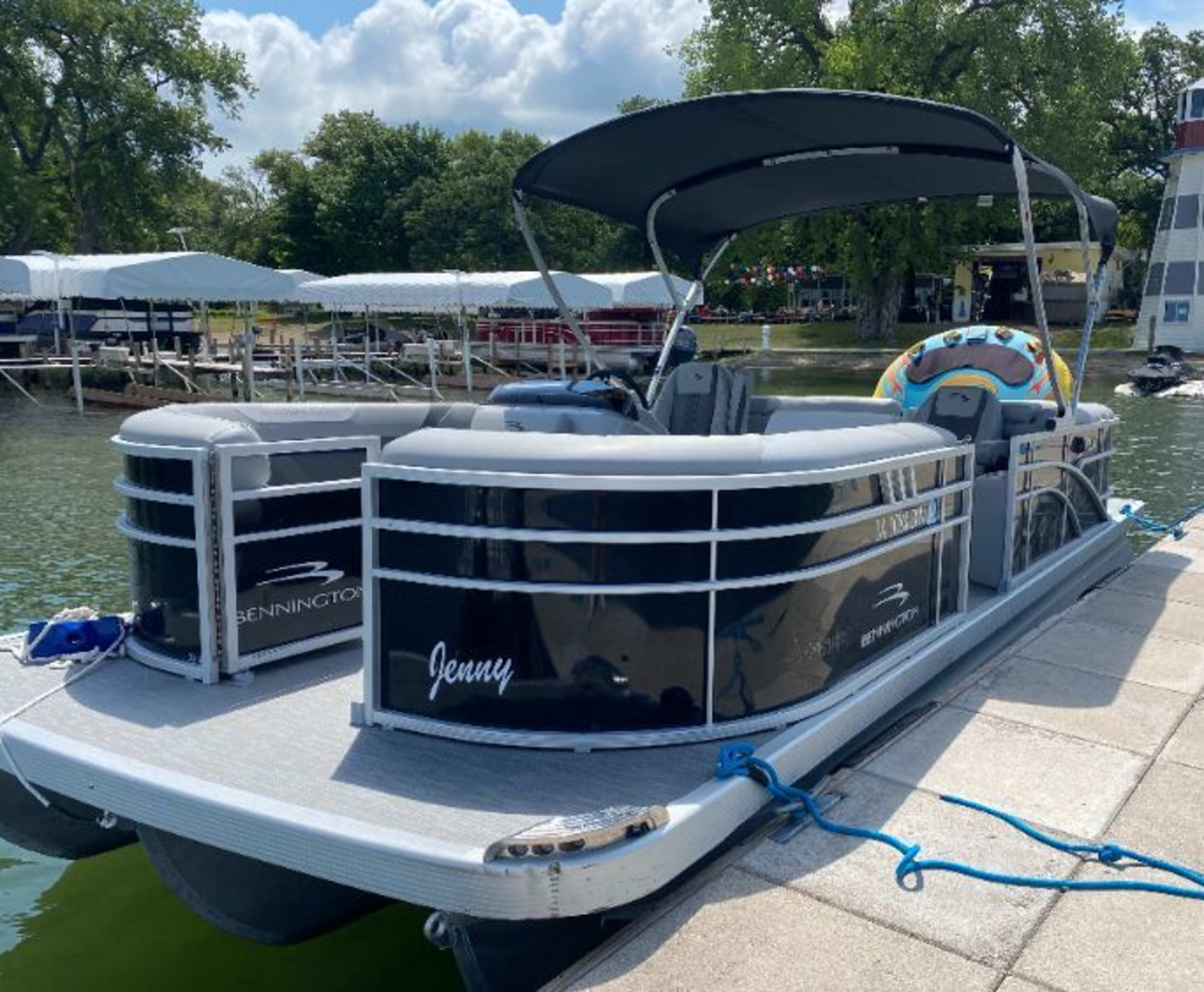 Standard Pontoon - 12 Passengers